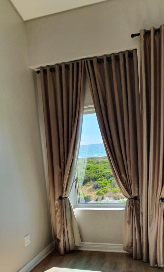 Beachfront 3-bedroom With Robben Island Views *