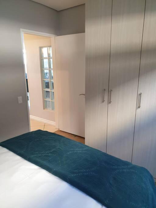 Beachfront 3-bedroom With Robben Island Views Apartment Cape Town