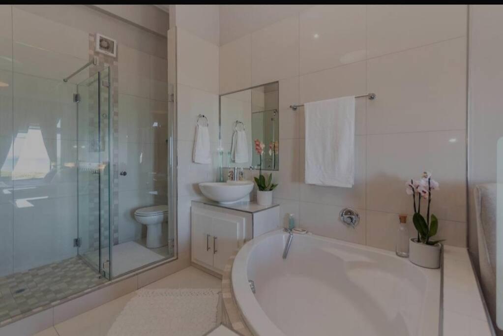Beachfront 3-bedroom With Robben Island Views