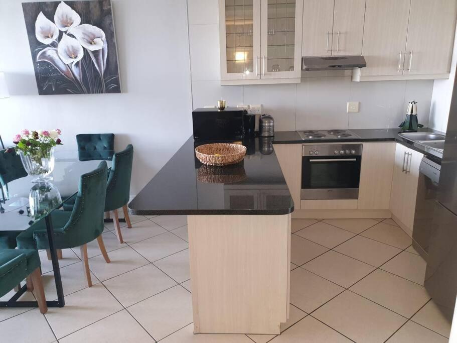 Beachfront 3-bedroom With Robben Island Views Apartment *