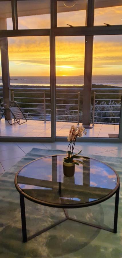 Beachfront 3-bedroom With Robben Island Views *