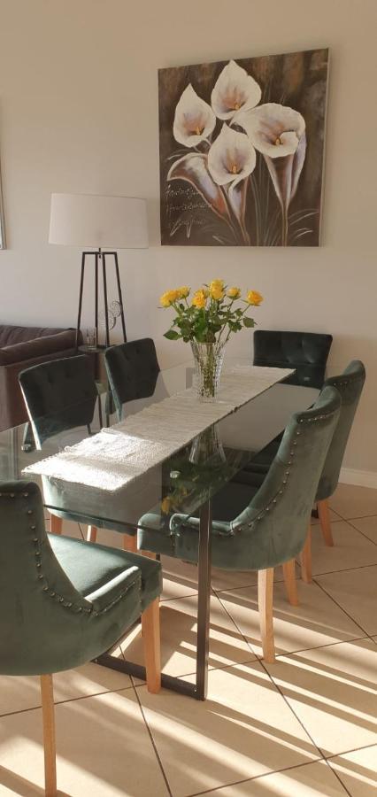 Beachfront 3-bedroom With Robben Island Views